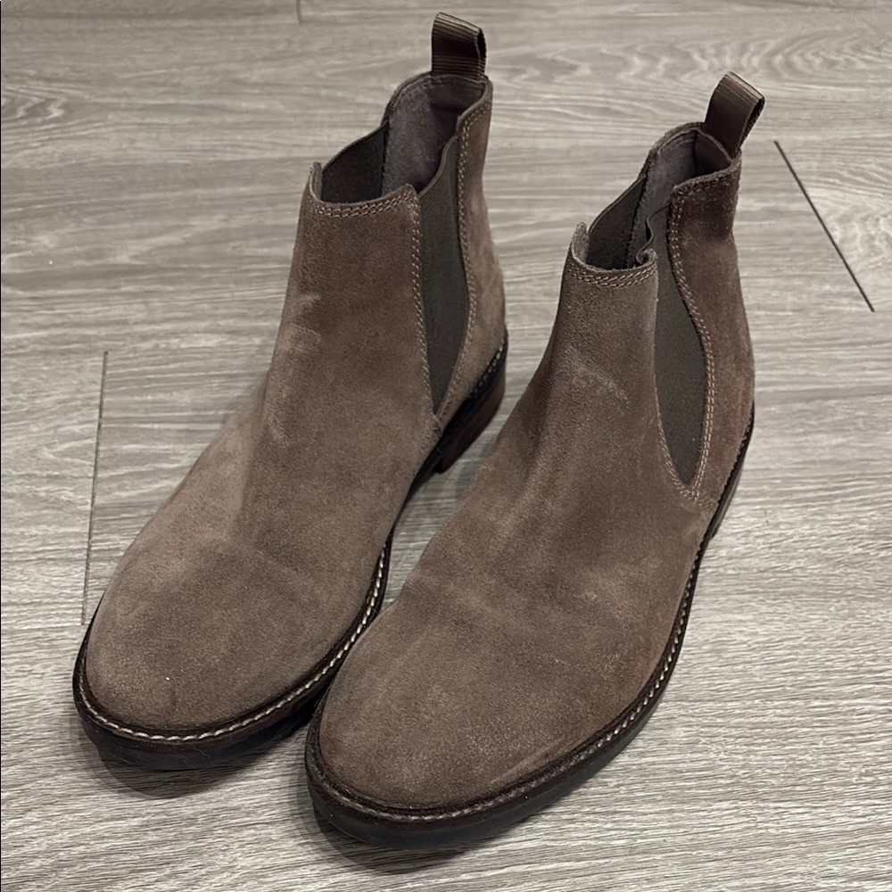 Clark’s Men's Grey Suede Chelsea Boots